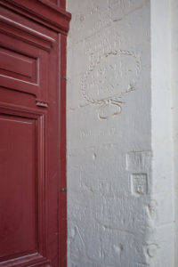 Abbaye-École de Sorèze (Tarn) - Porte et noms gravés dans la pierre