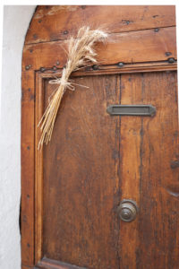 Lautrec - Vieille porte en bois avec brins de blé