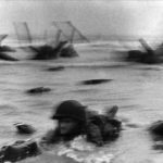 Robert Capa - Débarquement, soldat dans l'eau