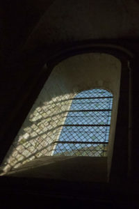Abbaye Saint-Georges de Boscherville - Lumière à travers un vitrail