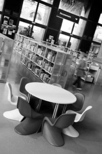 Carcassonne - Médiathèque - Table et chaises