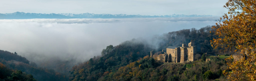 Château de Saissac (Aude, 11) dans la brume d'automne