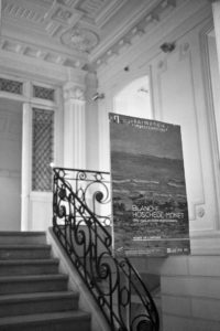 Musée de Louviers - Escalier et affiche de l'exposition