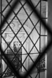Musée de Louviers - Vue de l'entrée à travers les vitraux