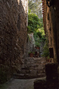 Saint-Guilhem le Désert - Escalier en vieilles pierres ©Florent Chatroussat