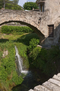 Saint-Guilhem le Désert - Petit pont en pierre et ruisseau en cascade ©Florent Chatroussat