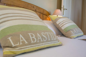 Hôtel Bastide Saint-Martin près de Carcassonne (Aude) - Coussins imprimés ©Florent Chatroussat