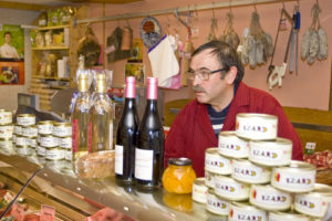 Boucherie Izard à Carcassonne - Christian Auriol au comptoir ©Florent Chatroussat