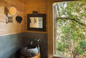 Les Cabanes dans les Bois (près de Carcassonne) - Salle d'eau, lavabo ©Florent Chatroussat