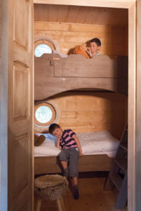 Les Cabanes dans les Bois (près de Carcassonne) - Enfants dans les lits superposés ©Florent Chatroussat