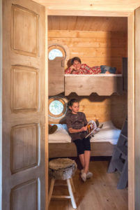 Les Cabanes dans les Bois (près de Carcassonne) - Enfants dans les lits superposés ©Florent Chatroussat