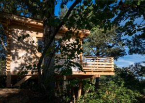 Les Cabanes dans les Bois (5 minutes de Carcassonne) - Balcon dans les arbres ©Florent Chatroussat