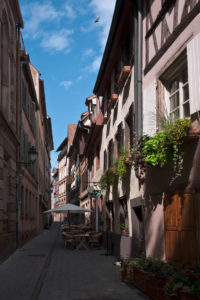 Strasbourg, Petite France - Terrasse dans une ruelle ombragée ©Florent Chatroussat