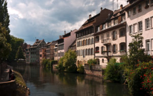 Strasbourg - Petite France : canaux et maisons à colombages ©Florent Chatroussat