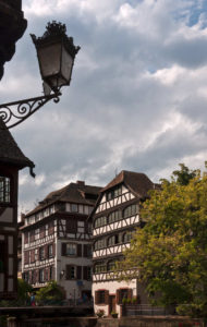 Strasbourg - Maisons à colombages et lampadaire ©Florent Chatroussat