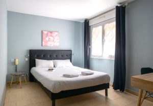 Hôtel Astoria Carcassonne - Mars 2021 - Chambre familiale 1 lit double + 2 lits simples superposés - ©Florent Chatroussat