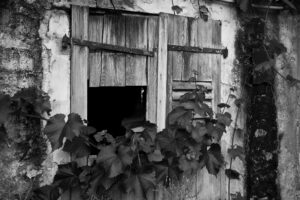 Xaronval, village 1900 - Vieux volets abandonnés