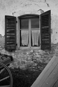 Xaronval, village 1900 - Fenêtre aux rideaux en crochet