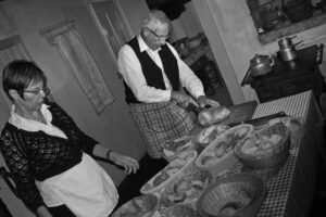 Xaronval, village 1900 - Découpe du pain