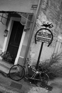 Xaronval, village 1900 - Panneau indicateur et vieux vélo