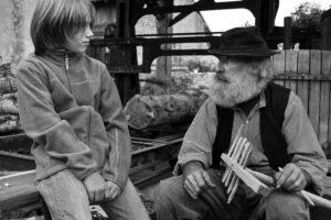 Xaronval, village 1900 - Discussion entre un enfant et un vieux menuisier